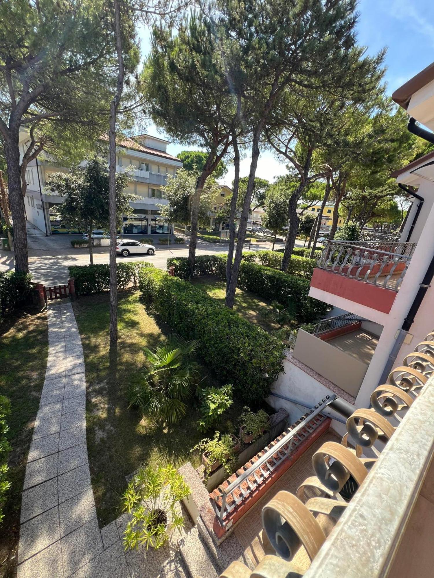 Casa Bianca Village Apartments Lignano Sabbiadoro Exterior photo