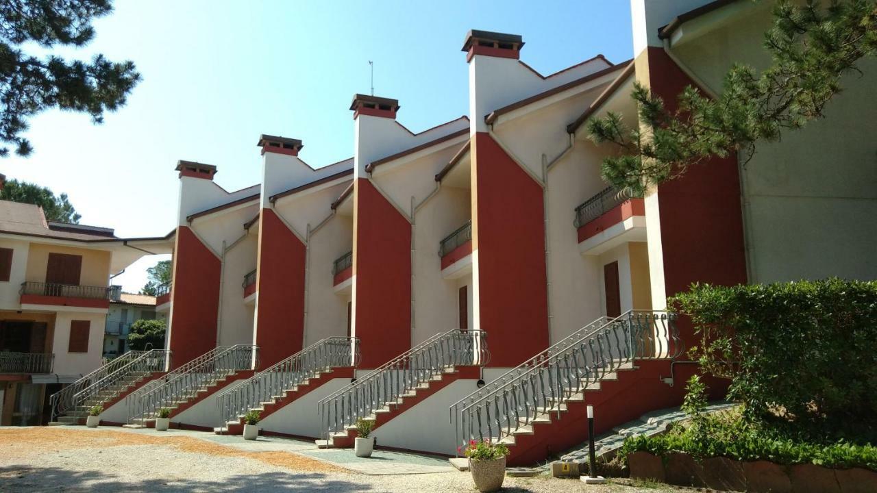 Casa Bianca Village Apartments Lignano Sabbiadoro Exterior photo